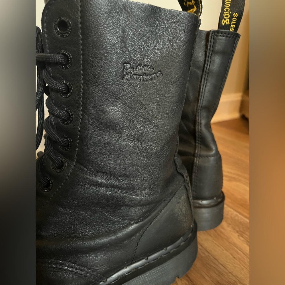 Dr Marten 10934 cap toe 10-eye boots